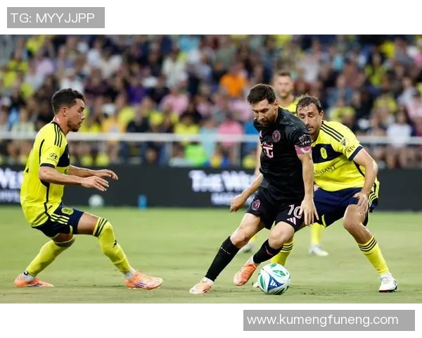 球星帽子戏法精彩瞬间回顾：足球场上的传奇时刻与难忘进球