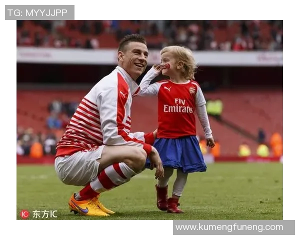 足球传奇人物风采绘画展现：球场上的英雄与艺术的完美融合