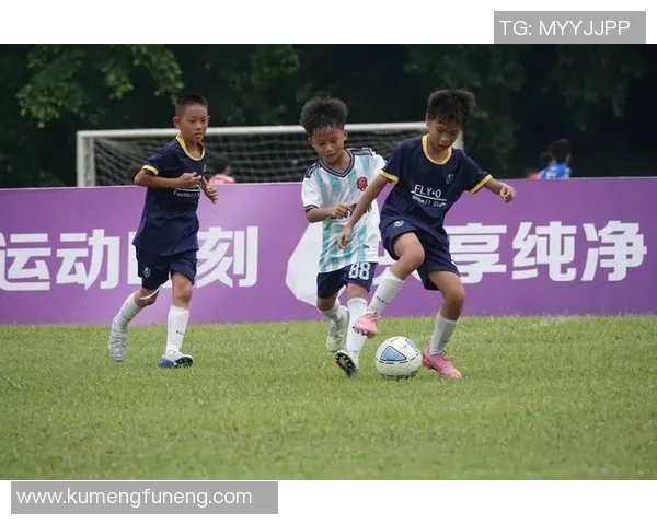 足球球星大白再创辉煌引领绿茵场新传奇热血拼搏点燃青春梦想