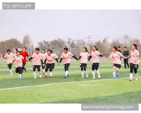 足球赛球星握手瞬间展示团结与友谊的独特姿势与体育精神